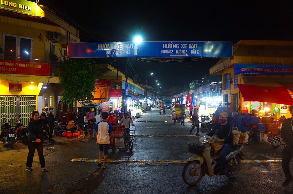 Cổng vào chợ Long Biên
